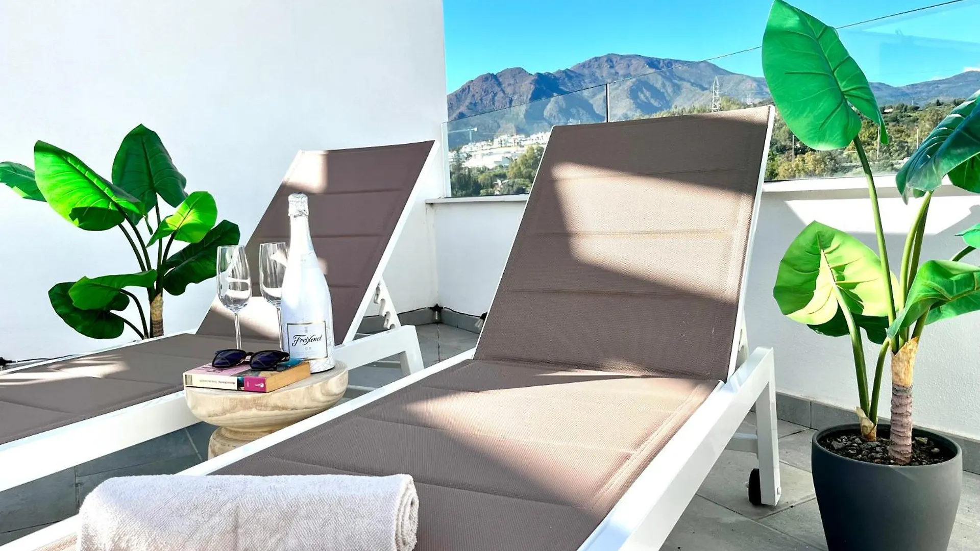 Luxury Apartment With Roof Terrace - Central Estepona